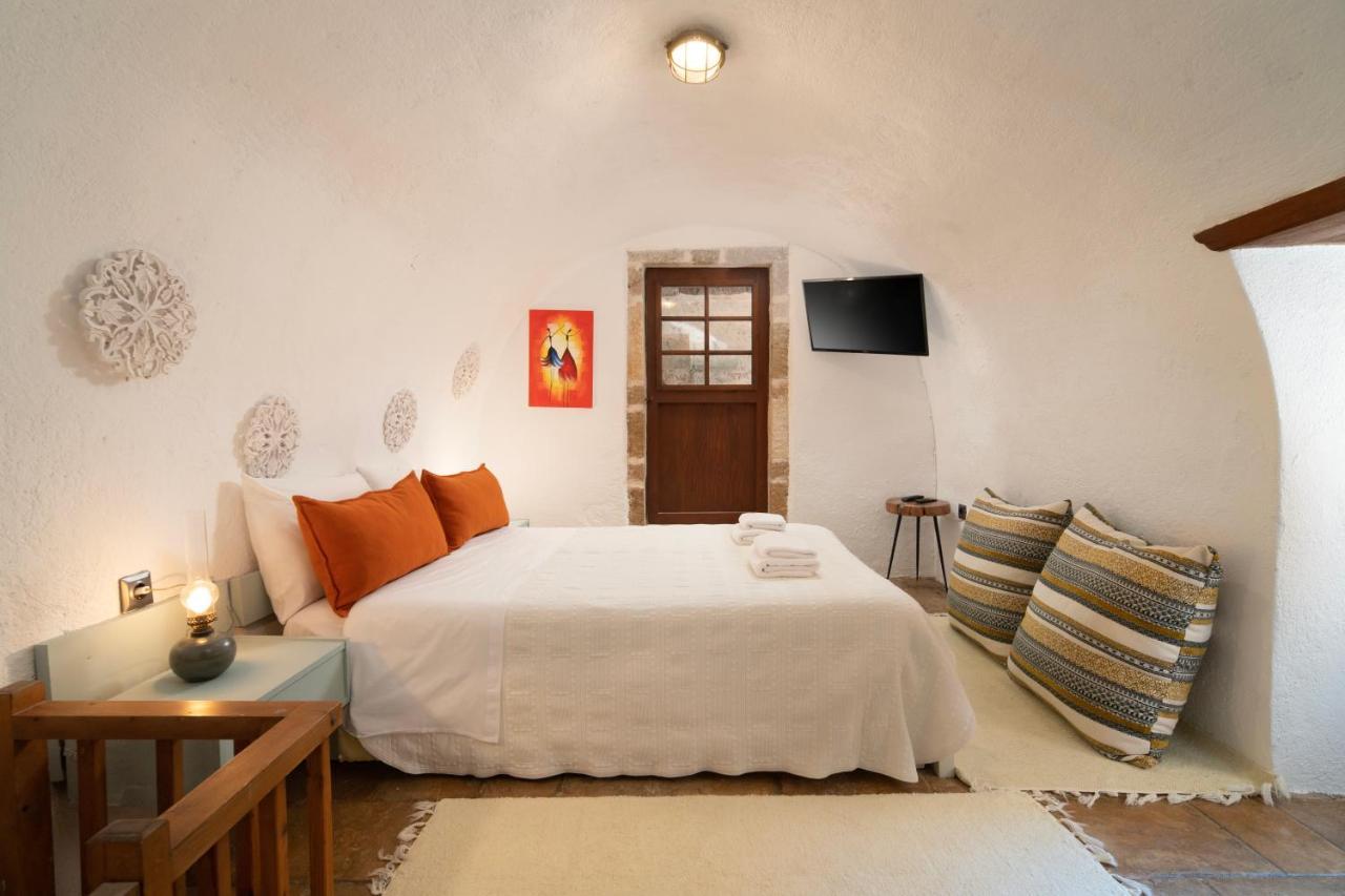 Menexes Suites Monemvasia Bagian luar foto